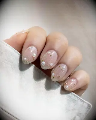 Glitter and pearls bridal nail inspiration