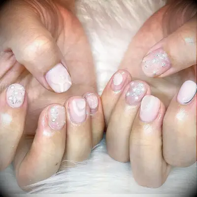 Shimmering pink bridal nail inspiration
