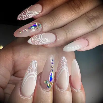Henna-inspired bridal nail inspiration