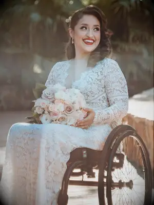 wedding makeup cat eye with red lipstick