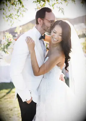 Bride with loose curls and veil