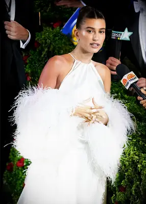 Sådan får du negle fra Hailey Bieber Chrome Viarux til dit bryllup