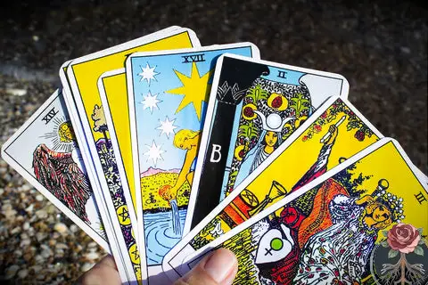 Tarjetas de adivinación: Tarot vs Oracle vs Lenormand