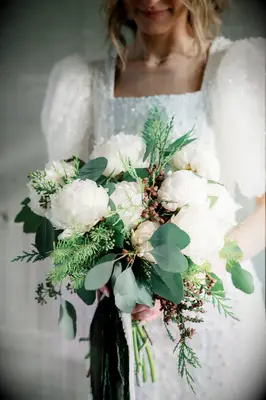 34 bouquets de mariage d'hiver qui sont beaux même quand il fait froid dehors