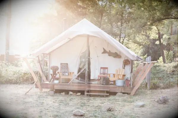 Rustic photo booth rent idea. 