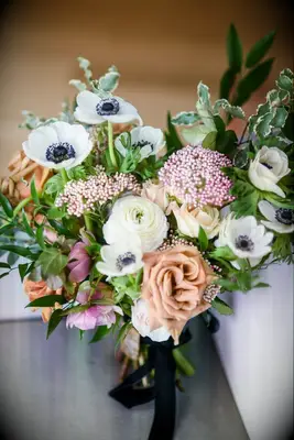 Bouquet with roses and anemone blooms