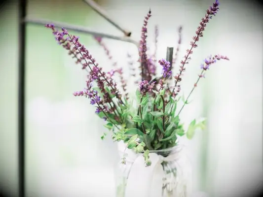 aisle marker arrangement with fresh lavender sprigs