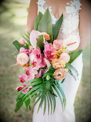 Tropical cascading bouquet