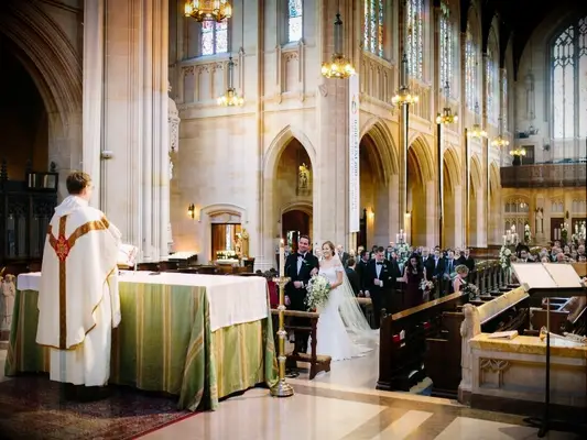 17 Tradiciones de boda católica y rituales de boda, explicados