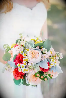 Bright Daisy and Garden Rose Bouquet