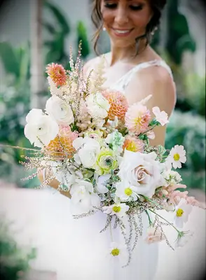 Cascading Bouquet With White Daisies and Peach Dahlias