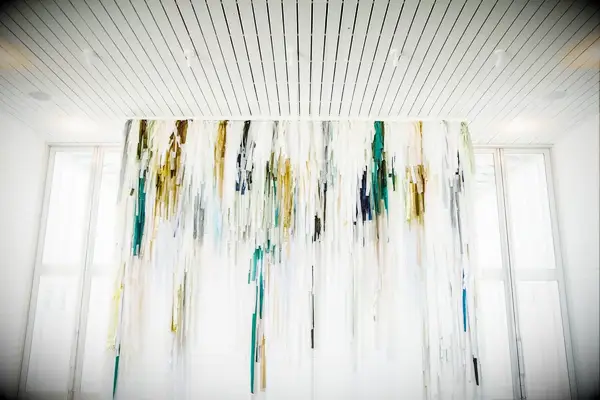 Green, white and gold streamers for your wedding reception