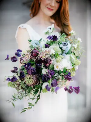 Dark autumn tones in eggplant and green for your wedding bouquet