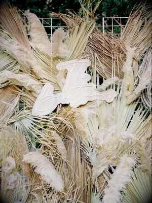 Neutral-toned wedding decor with pampas grass
