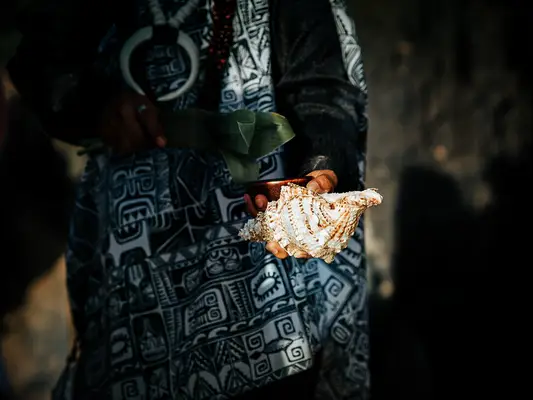 Blowing of the pū Hawaiian wedding traditions