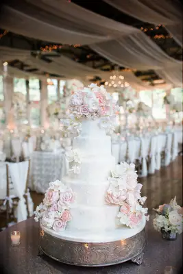 Romantic fondant wedding cake