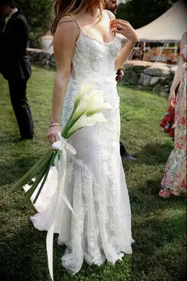 bride carrying calla lily bouquet 