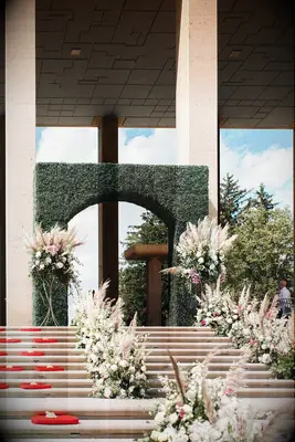 This hedge-inspired arch is sure to delight a crowd.