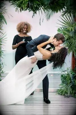 Opret et magisk øjeblik med bryllupskys med disse erfarne råd