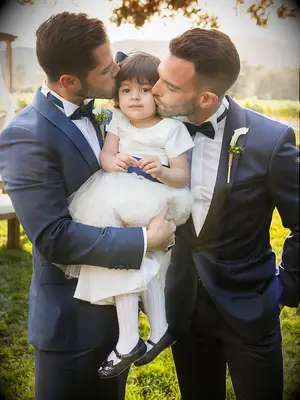 Wedding day photos pose idea, kissing the flower girl