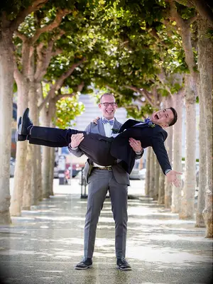 A funny couple pose idea for wedding day photos