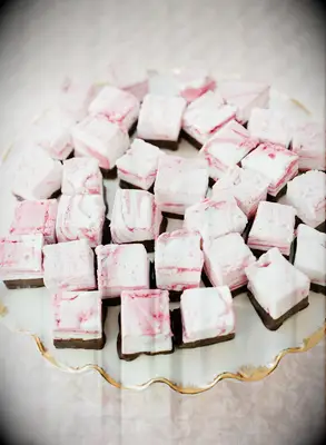 White and pink cheesecake bites