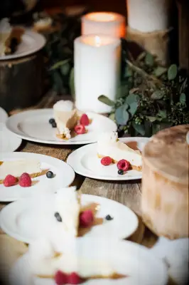 Slices of cheesecake and berries