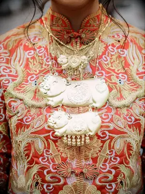 bride with gold pig necklace at Chinese wedding
