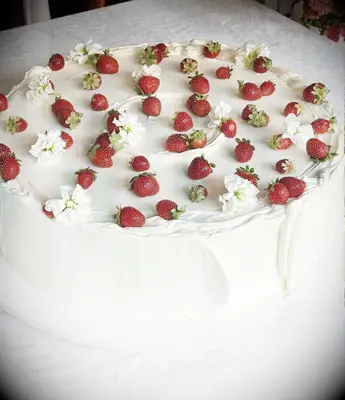 White frosted cake with strawberries
