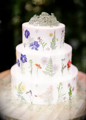Pressed flower garden wedding cake idea