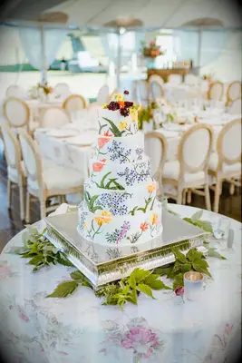 Modern delicate garden wedding cake idea