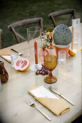 Minimalistic desert decorations at boho wedding