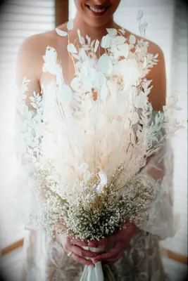 Neutral bouquet at boho wedding