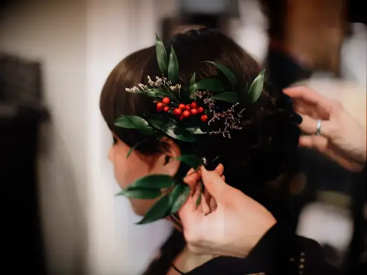 winter wedding ideas winterberry crown