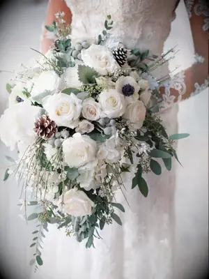 winter wedding ideas pinecones in bouquet