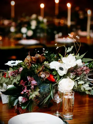 winter wedding ideas white red green centerpiece