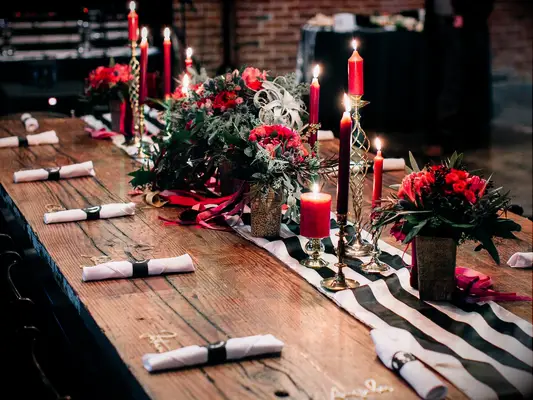winter wedding ideas red candles