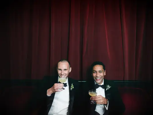 winter wedding ideas red velvet backdrop