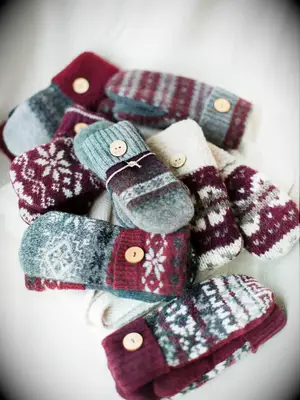 winter wedding ideas mitten favors