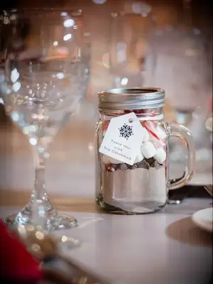 winter wedding ideas diy hot chocolate favors