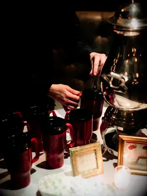 winter wedding ideas red mug favors