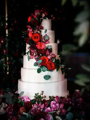 winter wedding ideas red flowers on cake