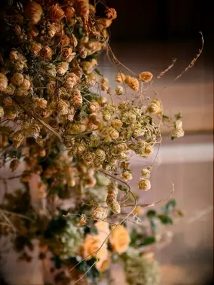Dried hops used as wedding decor
