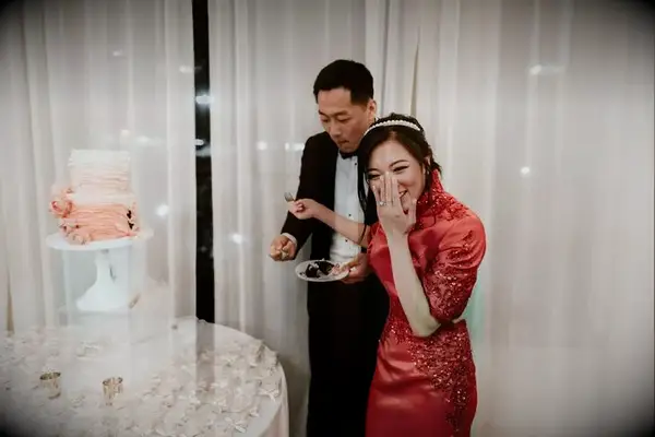 Couple cutting the cake at the end of wedding