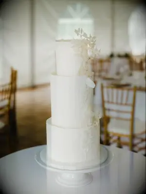 boho white wedding cake with dried ruscus