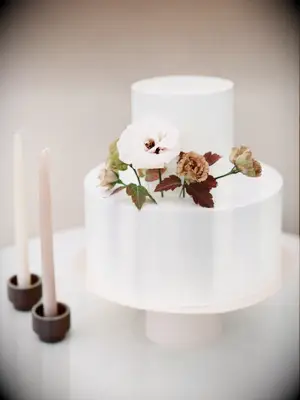 Simple wedding cake with rustic lisianthus bloom decoration