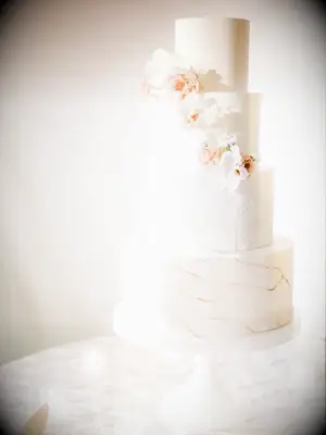 cake with marble-inspired decoration