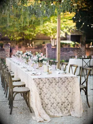 Comment décorer des tables de mariage de différents styles et formes