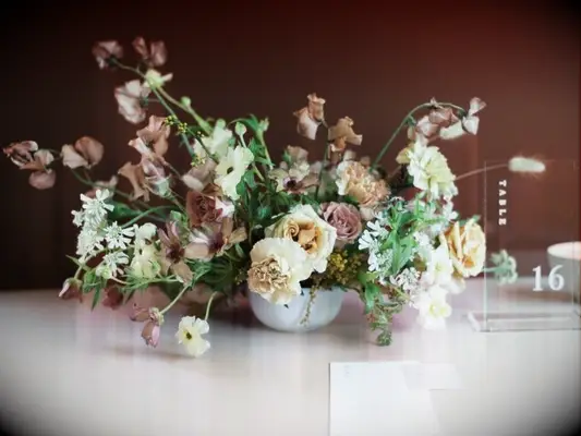 centerpiece of sweet pea and rose