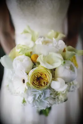 Cheerful Yellow and White Spring Wedding Bouquet